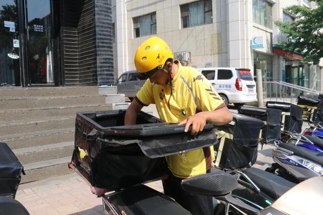 为何很多快递员跳槽去送外卖,没多久就会辞职?原因很现实