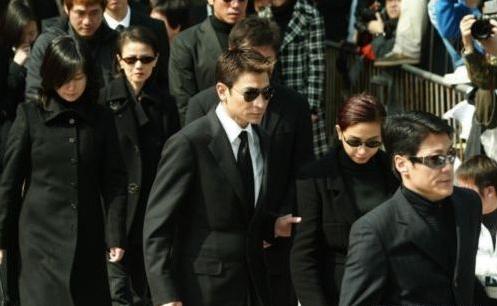 香港女儿梅艳芳和张国荣同年辞世,刘德华出席葬礼,为何她没下葬