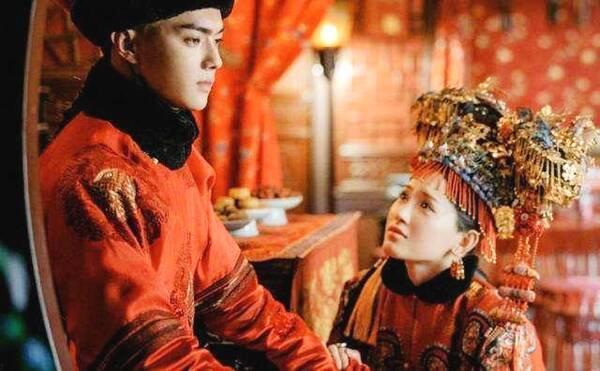 她是历史上的尔晴,满门皇亲国戚,家中出了三位大清皇后