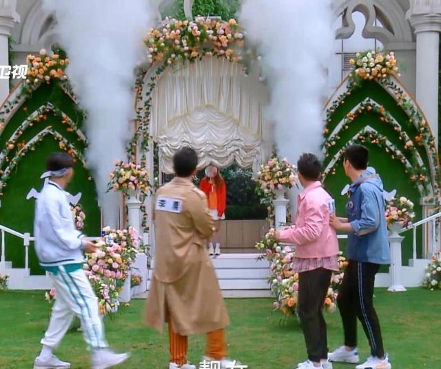 《奔跑吧》5个女嘉宾一出场，跑男迎接待遇截然不同，宋雨琦懵了