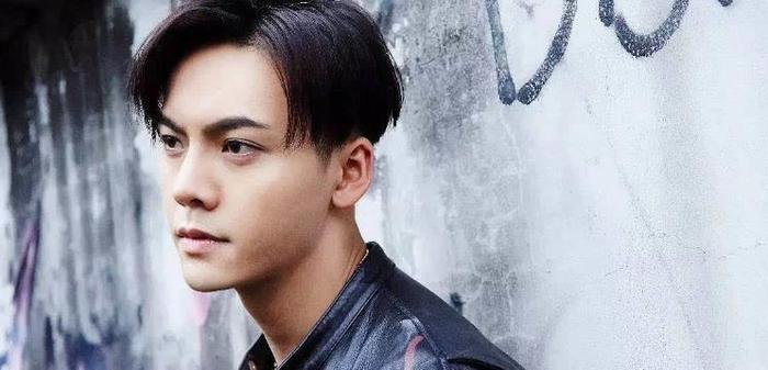 《野狼disco》的原唱是董宝石,每一个翻唱名气都比他大,太难了