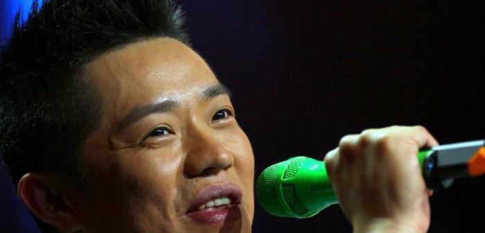 《野狼disco》的原唱是董宝石,每一个翻唱名气都比他大,太难了