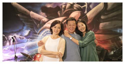 65岁老树开新花?寇世勋“坐拥双妻”,大小老婆仅一层楼板之隔