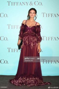 宋仲基新婚妻子是个英国女演员,名叫凯蒂·露易丝·桑德斯……