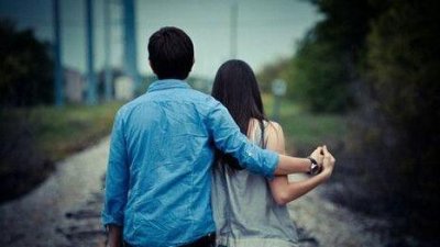 女朋友和别的男人聊得很嗨心里不舒服怎么办?