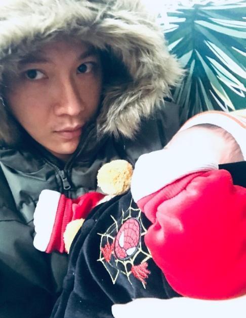 张柏芝绯闻男友发文自称“奶爸”,怀里宝宝惹争议:真是生父?