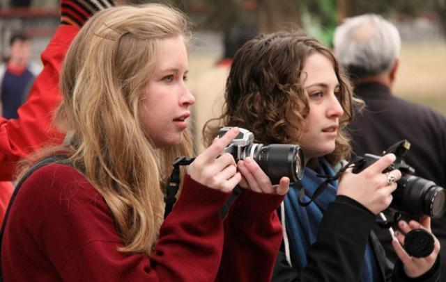 美国人有多开放?城市姑娘的行为让人难以接受,中国游客:没眼看