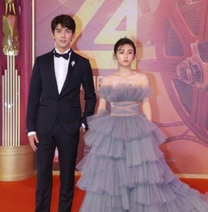 上海电影节现场:张艺谋中式西装混搭皮靴,穿得比小鲜肉还抢镜