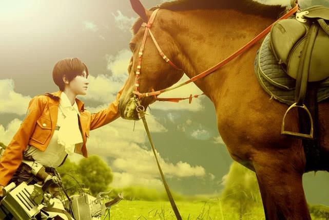 进击的巨人:小姐姐COS兵长,眼神霸气,想要成为马