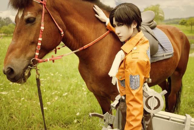 进击的巨人:小姐姐COS兵长,眼神霸气,想要成为马