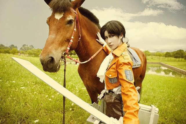 进击的巨人:小姐姐COS兵长,眼神霸气,想要成为马