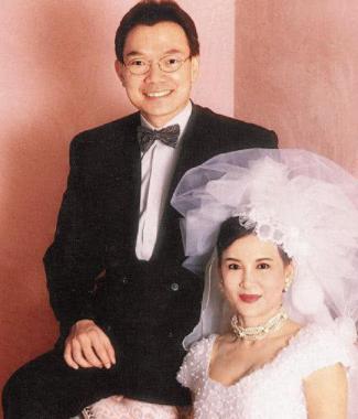 74岁白韵琴上演30年姐弟恋,丈夫被讽软饭王,如今两人身价达4亿