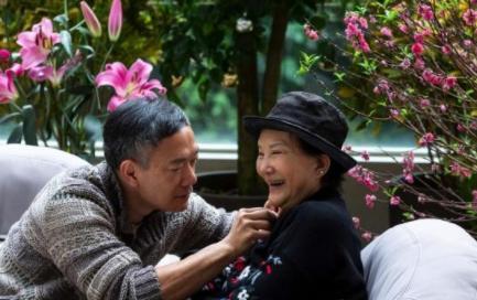 74岁白韵琴上演30年姐弟恋,丈夫被讽软饭王,如今两人身价达4亿