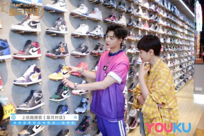 帅气男神@张铭恩 做客与主持人@王江月 一起走进电影院观看;打卡网红