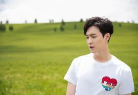 张艺兴室外抽烟上热搜,明星的私生活被扒光,这事你怎么看?