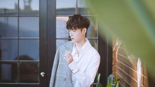 张艺兴室外抽烟上热搜,明星的私生活被扒光,这事你怎么看?