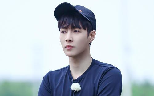 张艺兴室外抽烟上热搜,明星的私生活被扒光,这事你怎么看?