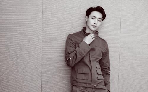 张艺兴室外抽烟上热搜,明星的私生活被扒光,这事你怎么看?