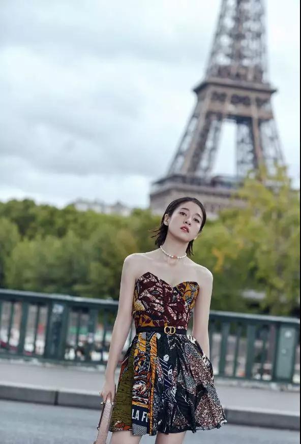 张雪迎身穿抹胸连衣裙,展现纤细B5腰和精致锁骨,美得让人叫绝