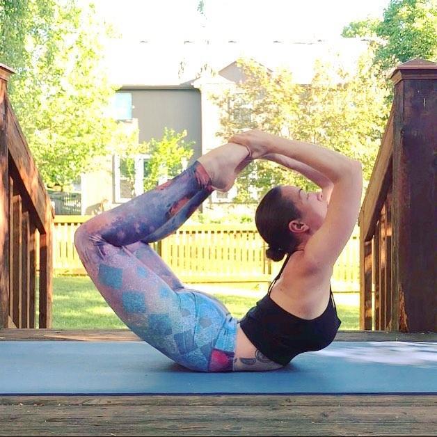 张雪迎身穿抹胸连衣裙,展现纤细B5腰和精致锁骨,美得让人叫绝