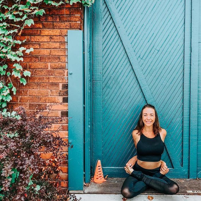 张雪迎身穿抹胸连衣裙,展现纤细B5腰和精致锁骨,美得让人叫绝