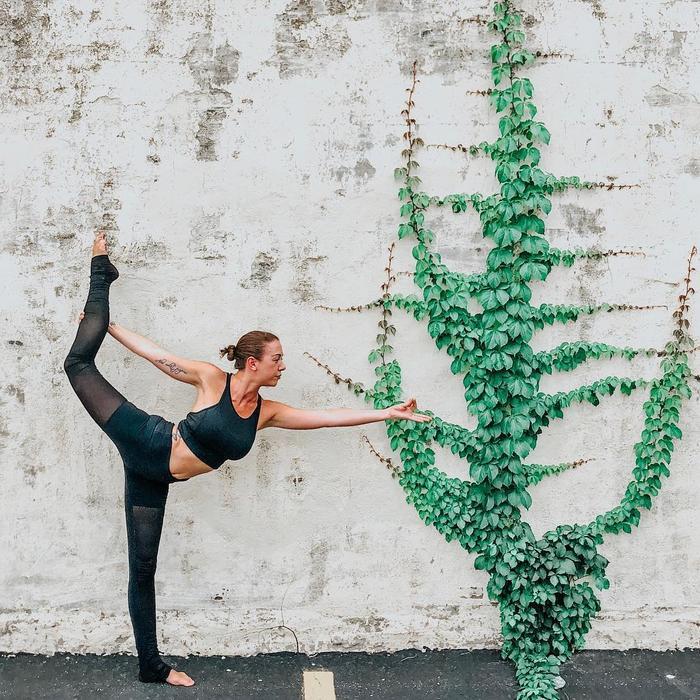 张雪迎身穿抹胸连衣裙,展现纤细B5腰和精致锁骨,美得让人叫绝