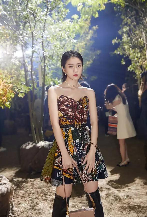 张雪迎身穿抹胸连衣裙,展现纤细B5腰和精致锁骨,美得让人叫绝