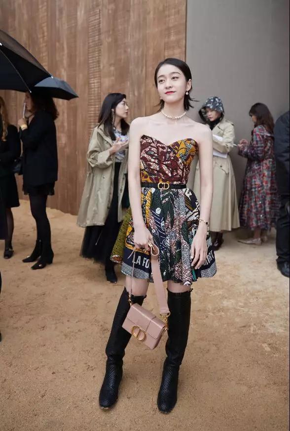 张雪迎身穿抹胸连衣裙,展现纤细B5腰和精致锁骨,美得让人叫绝