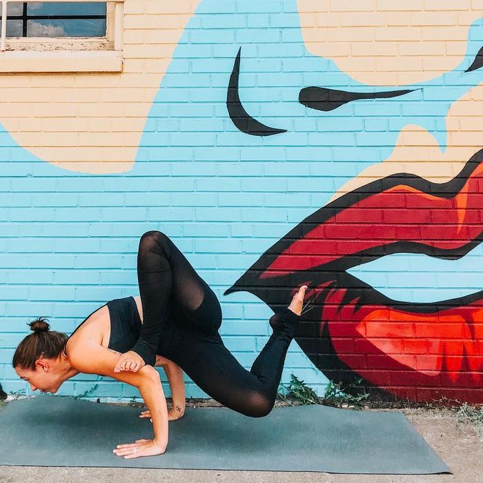 张雪迎身穿抹胸连衣裙,展现纤细B5腰和精致锁骨,美得让人叫绝