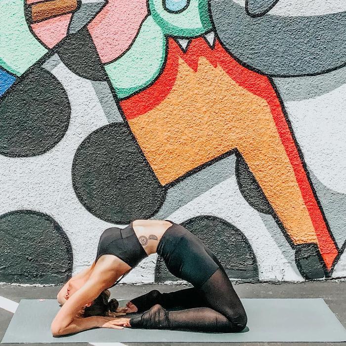 张雪迎身穿抹胸连衣裙,展现纤细B5腰和精致锁骨,美得让人叫绝