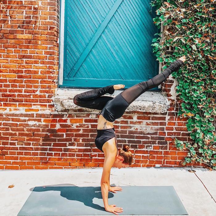 张雪迎身穿抹胸连衣裙,展现纤细B5腰和精致锁骨,美得让人叫绝