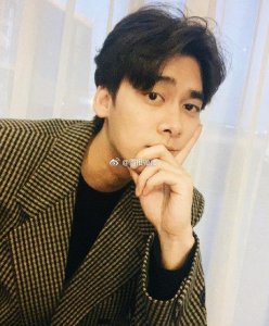 李易峰的眼睛看着不是很舒服,秘密藏在心里有苦难言,眼睛大小不一