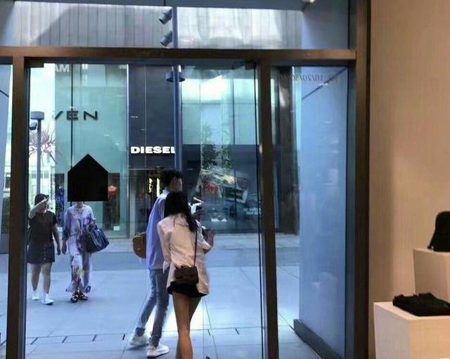 王思聪前女友豆得儿牵手新欢现身三里屯,原来是他!