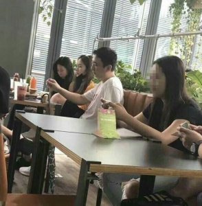 王思聪前女友豆得儿牵手新欢现身三里屯,原来是他!