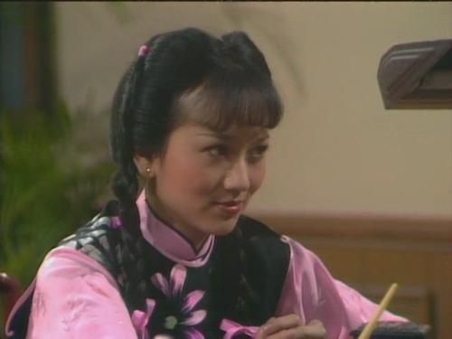 64岁“不老女神”跌下神坛,赵雅芝现身活动满头白发,尽显苍老