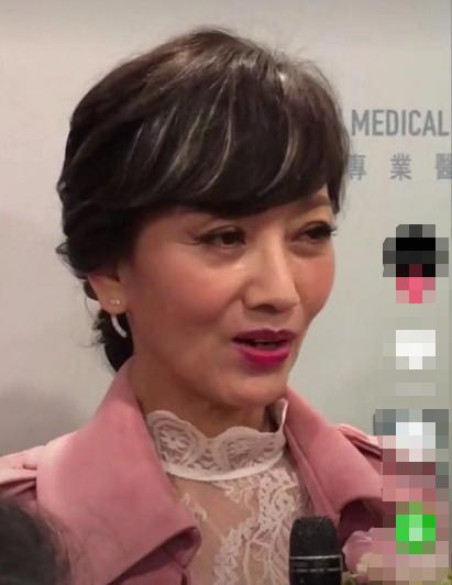 64岁“不老女神”跌下神坛,赵雅芝现身活动满头白发,尽显苍老