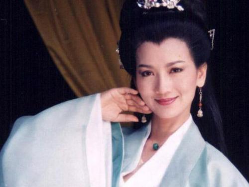 64岁“不老女神”跌下神坛,赵雅芝现身活动满头白发,尽显苍老