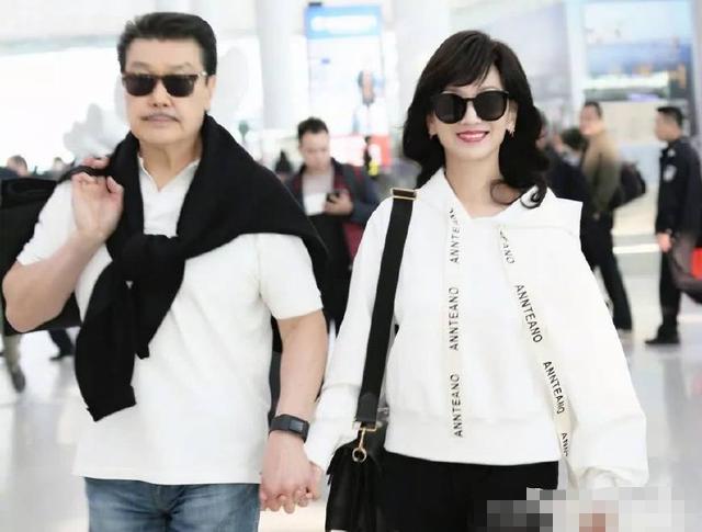 64岁“不老女神”跌下神坛,赵雅芝现身活动满头白发,尽显苍老