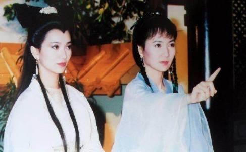 64岁“不老女神”跌下神坛,赵雅芝现身活动满头白发,尽显苍老