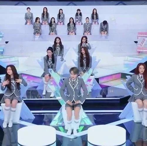 刘雨昕坐一位,谁注意到她这个动作,看清后,网友:实至名归