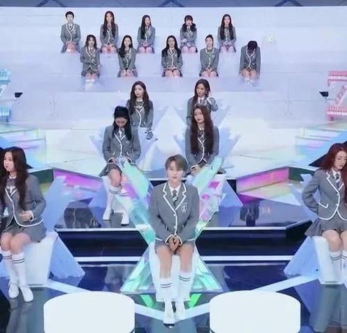 刘雨昕坐一位,谁注意到她这个动作,看清后,网友:实至名归