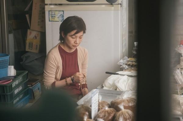 金香起新造型把头发吹直 及肩长发飘出女人味