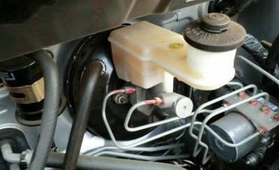 ​换了新的刹车总泵为什么一脚到底