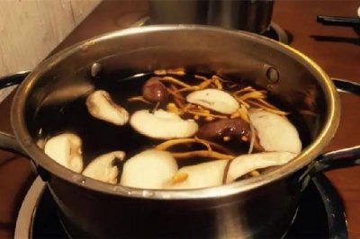 菌汤火锅煮什么菜好吃 菌汤火锅适合的蘸料