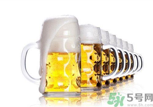 啤酒和白酒能一起喝吗?啤酒和白酒一起喝会怎么样 啤酒和白酒能一起喝吗?啤酒和白酒一起喝会怎么样