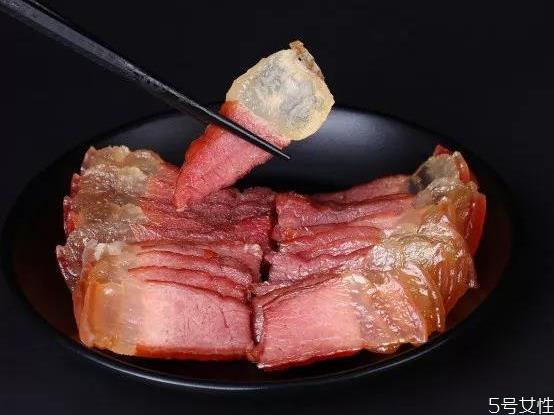 晒腊肉没有太阳怎么办 腊肉晒太阳与阴干哪个好吃 晒腊肉没有太阳怎么办 腊肉晒太阳与阴干哪个好吃