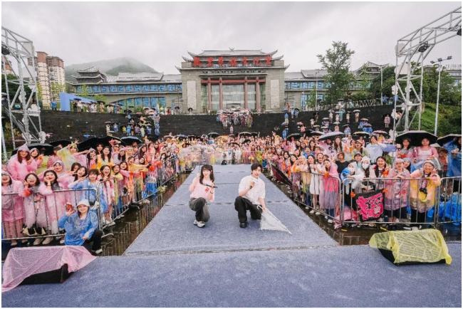 “一场全新的毕业典礼”如何演绎“黔”程似锦?