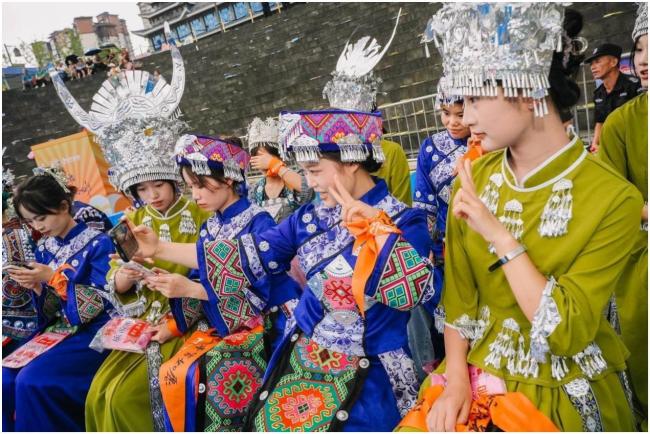 “一场全新的毕业典礼”如何演绎“黔”程似锦?