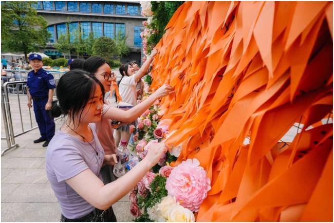 “一场全新的毕业典礼”如何演绎“黔”程似锦?