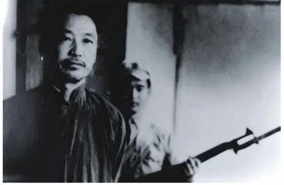 解放战争中,被俘军衔最高的国军将领,杜聿明在监狱中帮他刮胡子